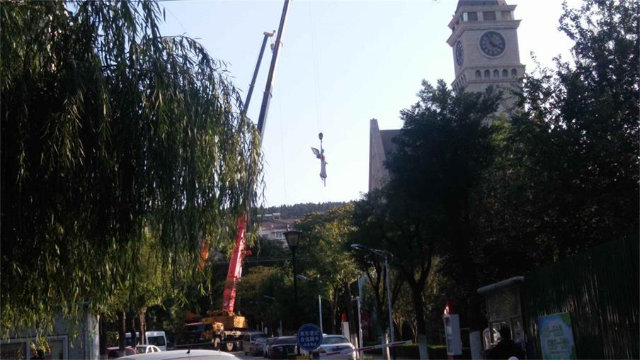 Le statue degli angeli vengono rimosse