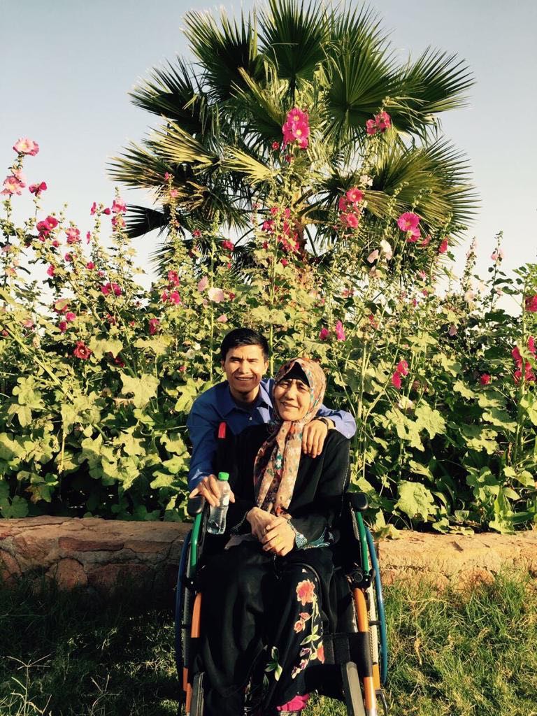 Una vecchia fotografia di Omerjan a Korla, con la madre