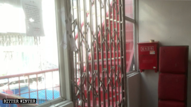 I funzionari governativi hanno sigillato l'ingresso di una sala per riunioni nel distretto di Weidong