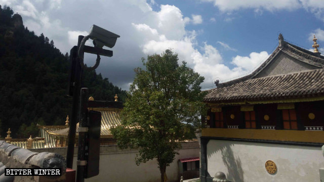 Telecamere di sorveglianza sono state installate anche nel cortile del tempio