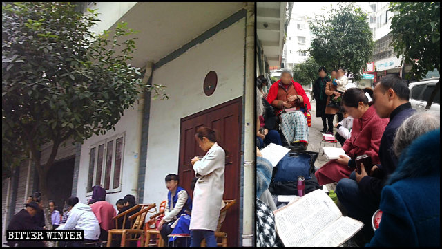 Due amministratori di rete sorvegliano l'ingresso della chiesa di Qianxiang per impedire ai fedeli di entrare