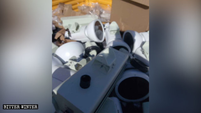 Lavoratori che installano telecamere nelle zone rurali dello Zhejiang