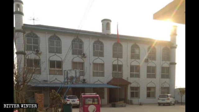 I simboli della mezzaluna che ornavano i tre pilastri dell'edificio della scuola araba sono stati rimossi