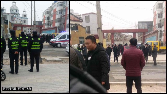 Agenti della polizia e funzionari della gestione urbana sorvegliano la chiesa