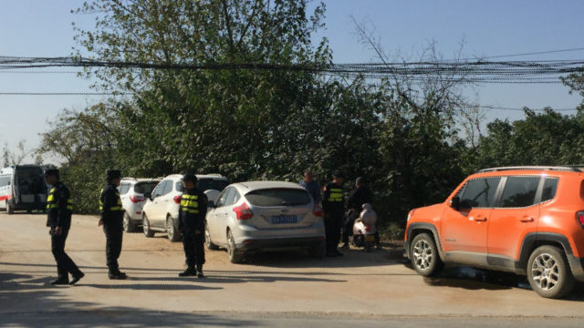 Impiegati dell’amministrazione a guardia dell’incrocio per il tempio