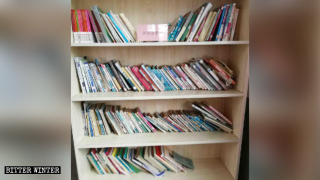 Libri “rossi” sono esposti sugli scaffali nella chiesa