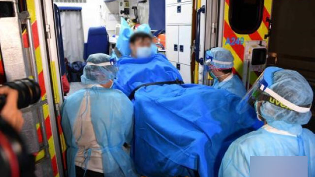 Personale medico di Hong Kong trasferisce un paziente