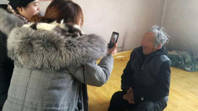 alcuni funzionari fotografano le persone avvalendosi di un'applet mobile appositamente realizzata