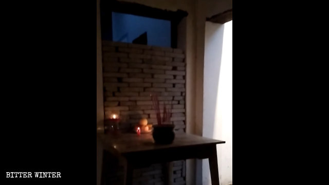 fedeli buddhisti hanno disposto una tavola