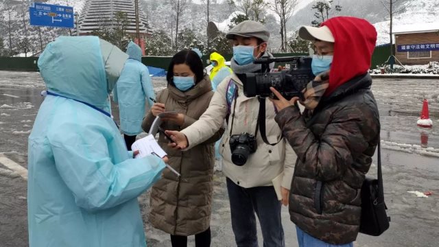 Giornalisti al lavoro nel corso dell'epidemia