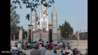 I cattolici pregano fuori dalle chiese chiuse