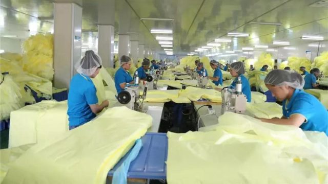 Uiguri al lavoro nell’officina