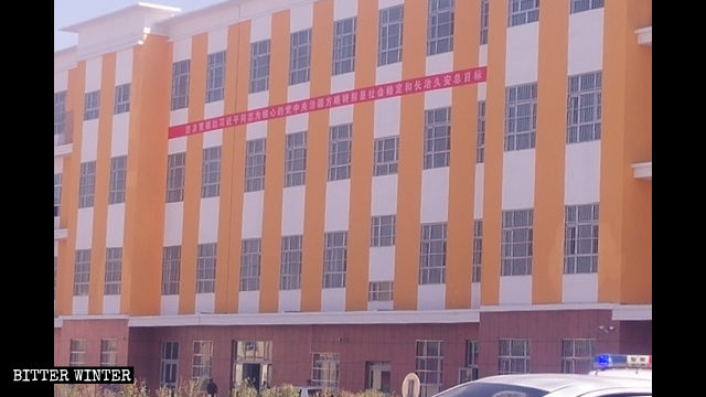 Uno slogan sul muro di un campo