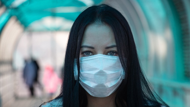ragazza in maschera coronavirus