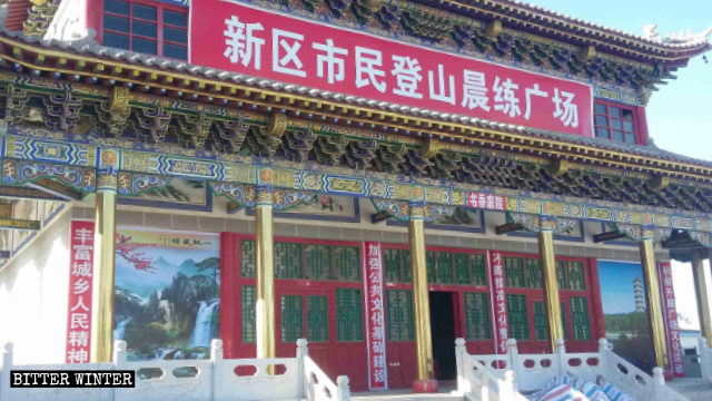 Adorare l’Imperatore di Giada inginocchiandosi a Mao Zedong