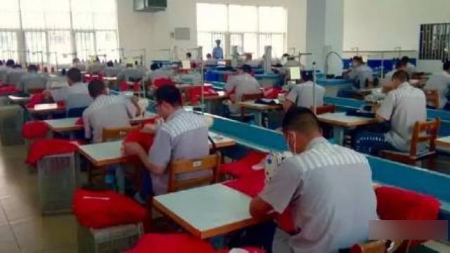 Prigionieri che lavorano in prigione