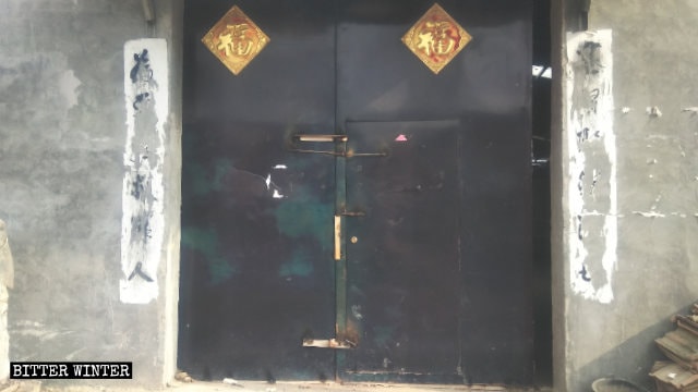 ingresso della chiesa delle Tre Autonomie