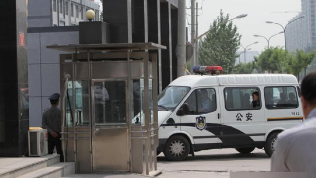 La polizia scorta gli arrestati