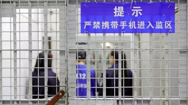 Un internato entra in una casa di detenzione