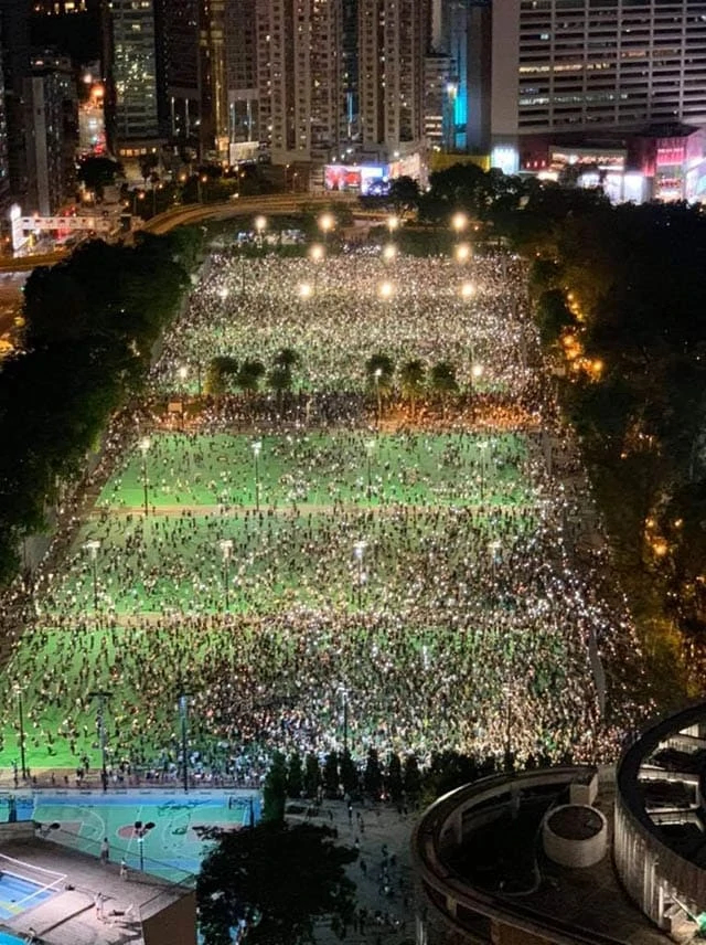 manifestanti democratici si riunita a Victoria Park