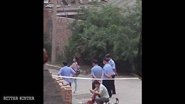 Agenti di guardia agli incroci