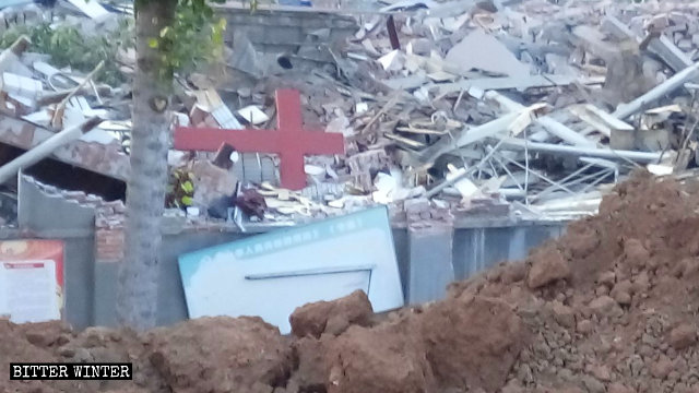 La croce della chiesa in macerie
