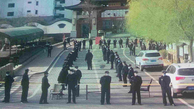 Quasi 100 poliziotti hanno bloccato gli incroci lungo la strada