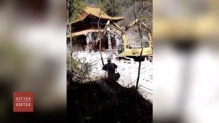 Centinaia di poliziotti presidiano la demolizione dei templi