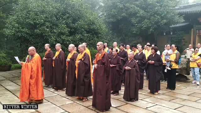 abate del tempio di Nantai Rock tiene un discorso