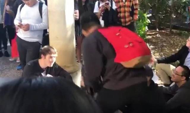 Uno degli agenti aggredisce Pavlou