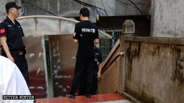 La polizia sorveglia l’esterno della sala per riunioni