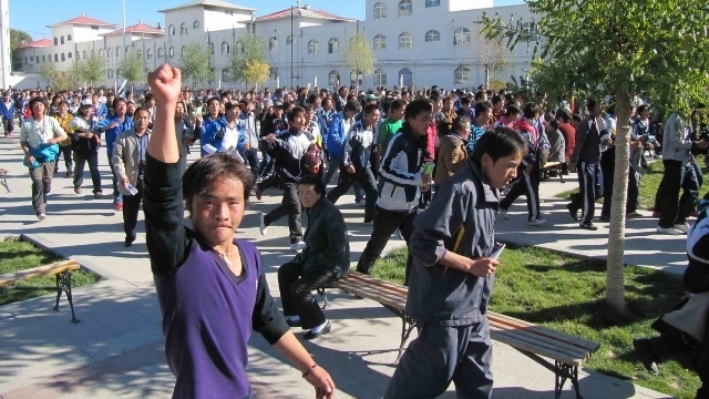 Studenti tibetani protestano contro la marginalizzazione della propria lingua